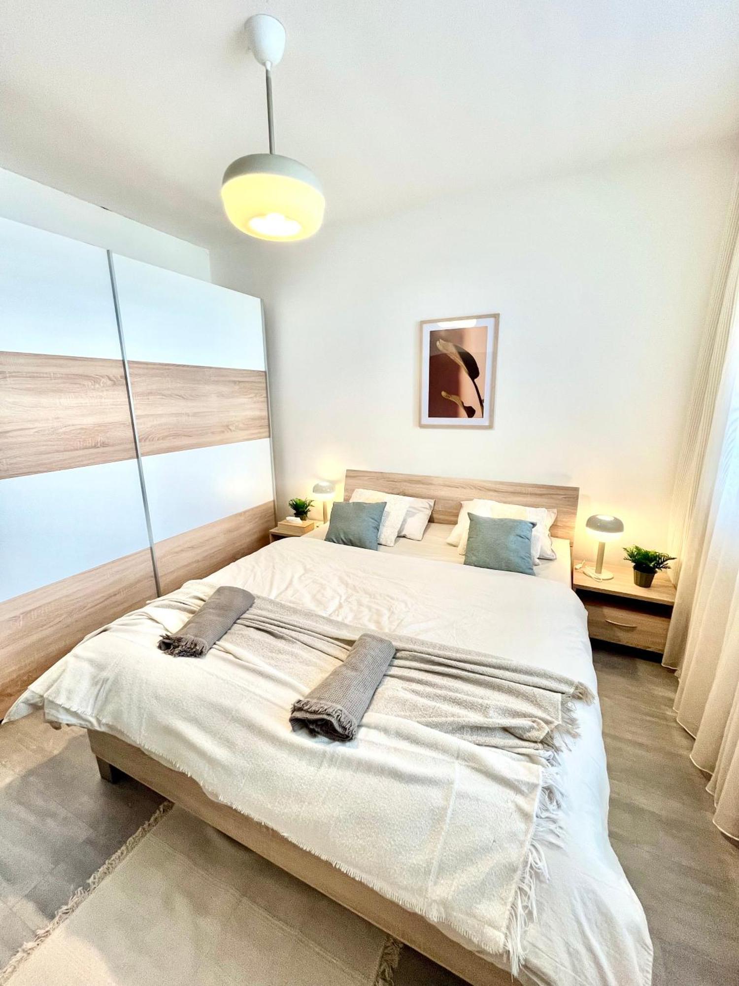 The Elite Suite Downtown 2- Bedroom Apt Ac & Garage Parking Bratislava Exteriör bild
