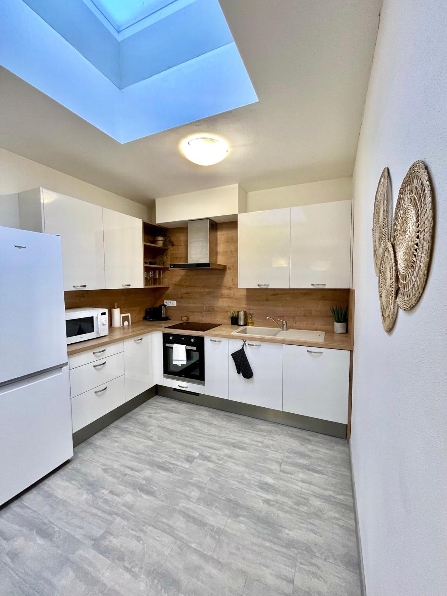 The Elite Suite Downtown 2- Bedroom Apt Ac & Garage Parking Bratislava Exteriör bild