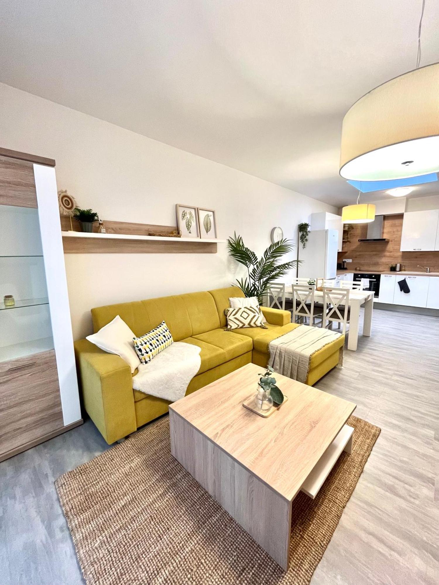 The Elite Suite Downtown 2- Bedroom Apt Ac & Garage Parking Bratislava Exteriör bild