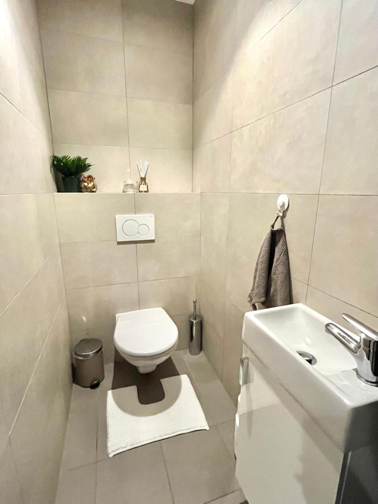 The Elite Suite Downtown 2- Bedroom Apt Ac & Garage Parking Bratislava Exteriör bild