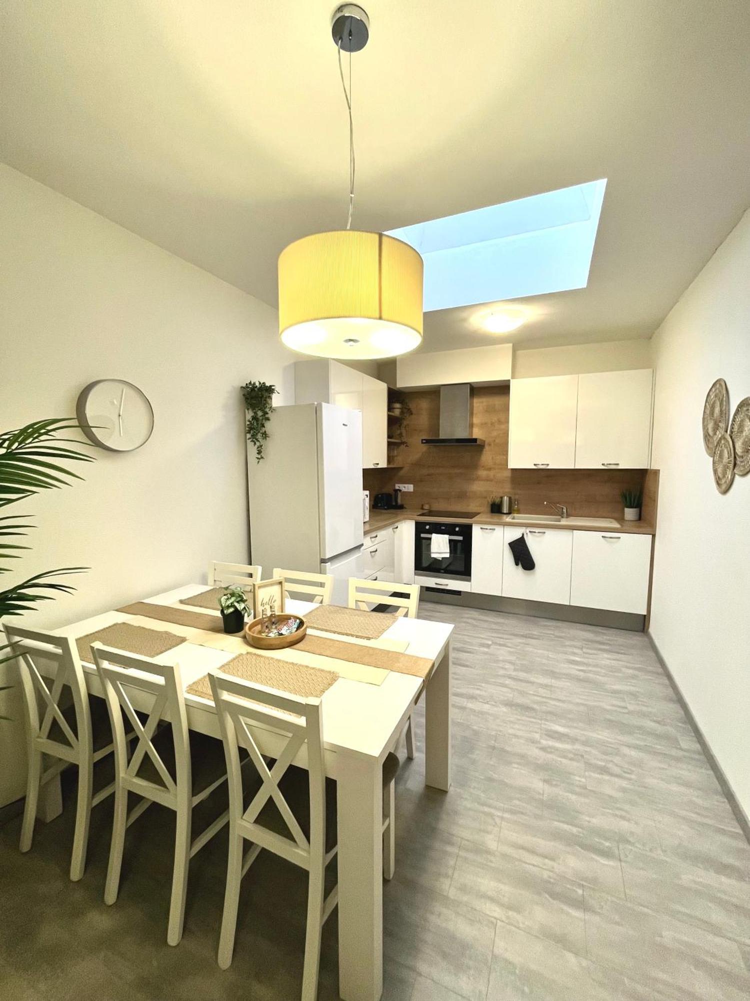 The Elite Suite Downtown 2- Bedroom Apt Ac & Garage Parking Bratislava Exteriör bild