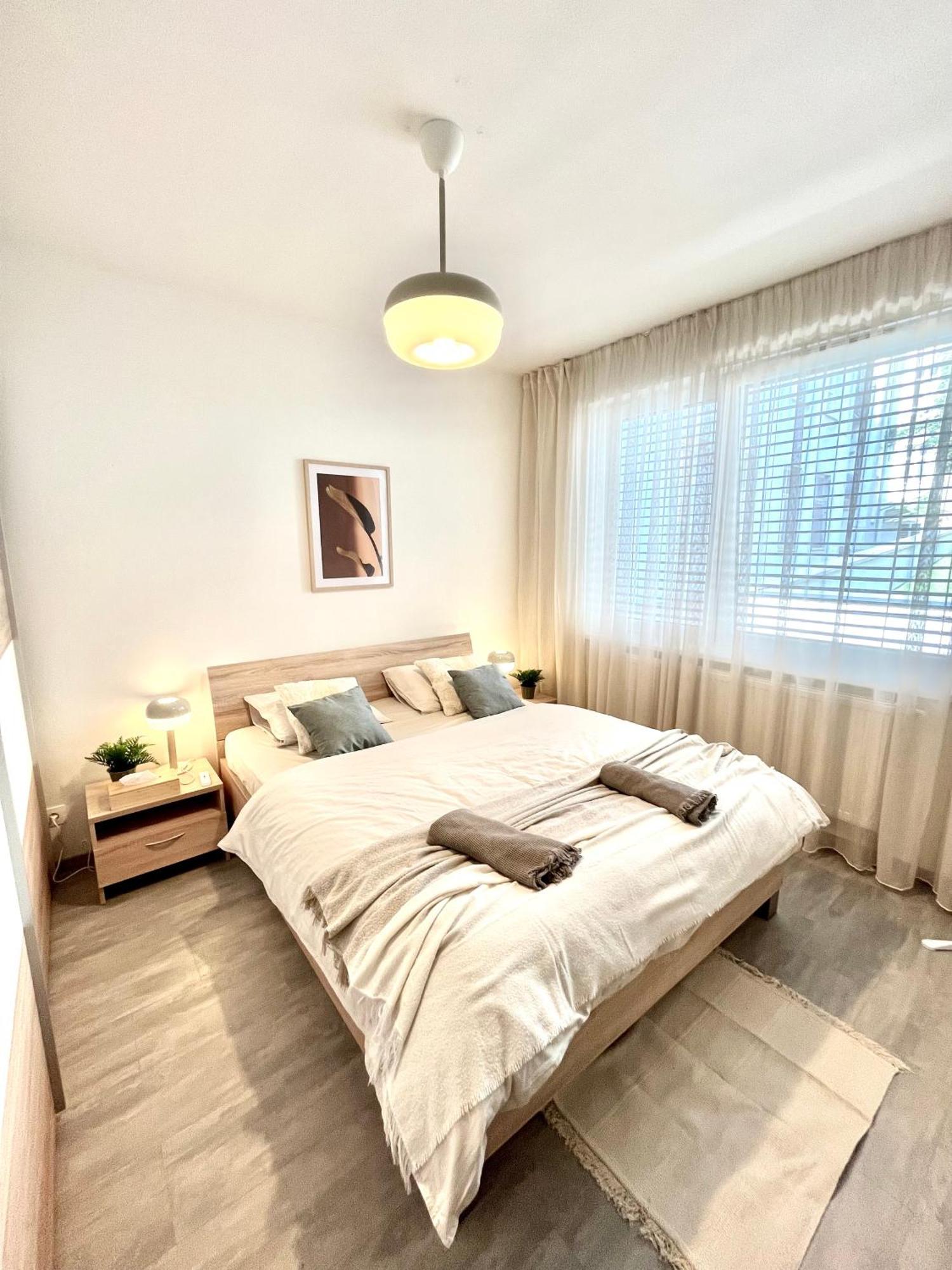 The Elite Suite Downtown 2- Bedroom Apt Ac & Garage Parking Bratislava Exteriör bild